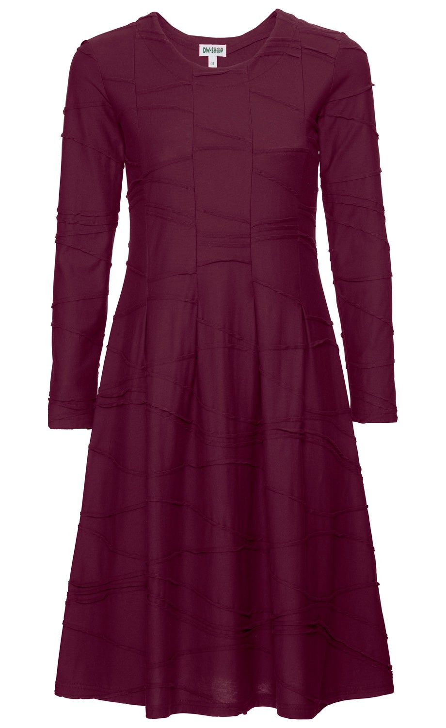 Dunkelrotes Baumwoll-Kleid mit langem Arm, rundem Ausschnitt und leicht ausgestelltem Rock, dekorative Nähte verlaufen quer über das Kleid, Größenetikett sichtbar am Kragen