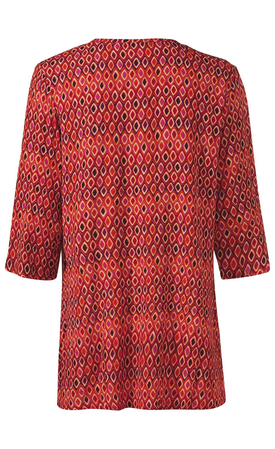Rückansicht einer Viskose-Bluse mit 3/4-Ärmeln, rotem Grundton und geometrischem Muster aus ineinandergreifenden Rauten in Orange, Pink, Schwarz und Weiß