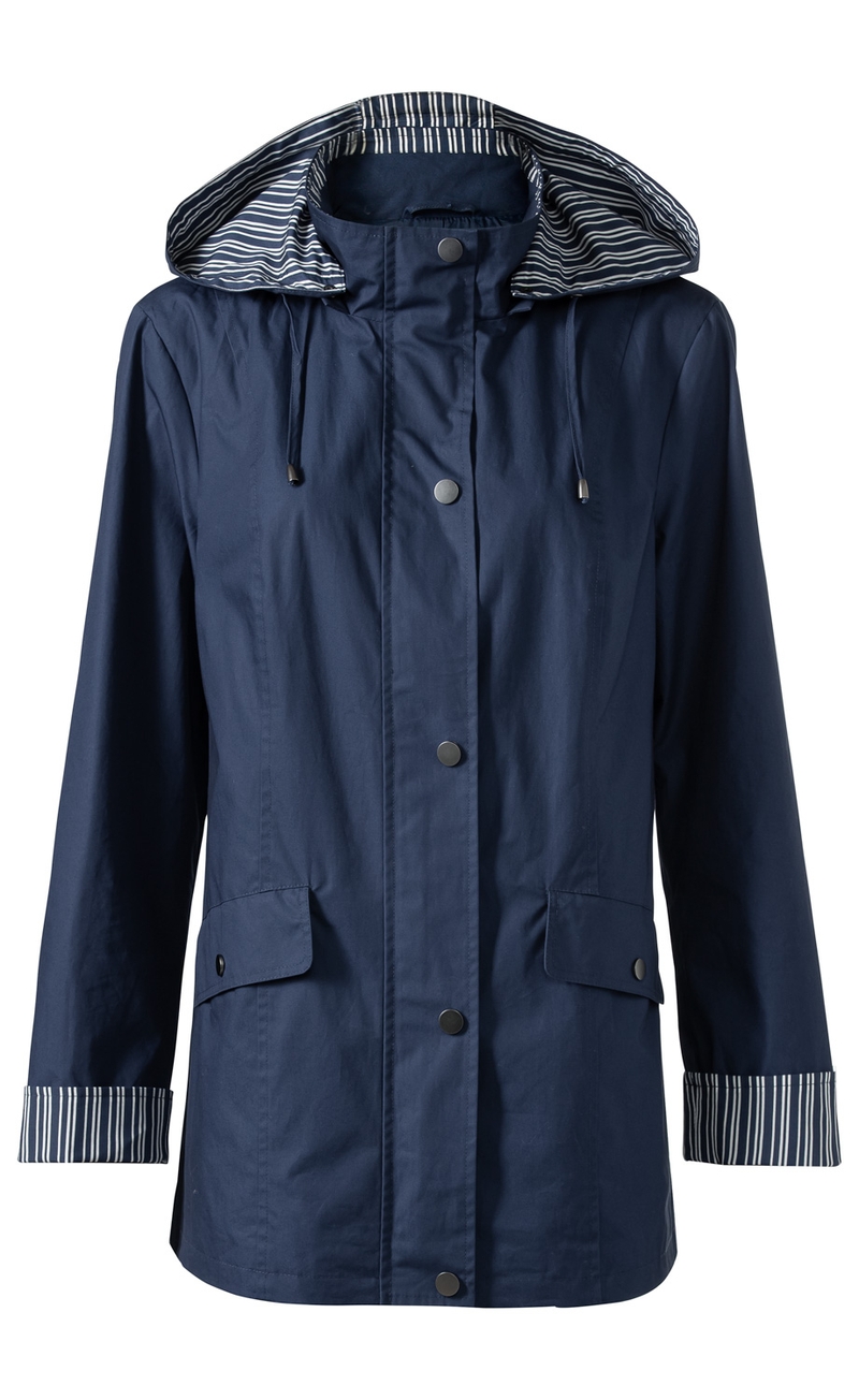 Dunkelblaue Baumwoll-Jacke mit Kapuze, gestreiftem Innenfutter, langen Ärmeln mit gestreiften Umschlägen, Fronttaschen mit Klappen und Druckknöpfen, durchgehender Knopfleiste vorne