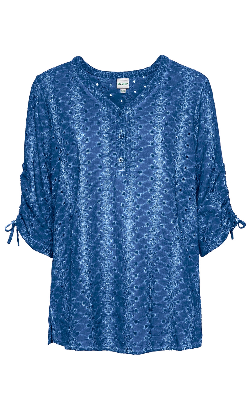 Baumwoll-Mix-Bluse in Dunkelblau mit floralem Lochmuster, V-Ausschnitt mit drei Knöpfen, 3/4-Ärmeln mit Raffung und Bindebändern, legerer Schnitt, leichte Struktur, Größe 36/38