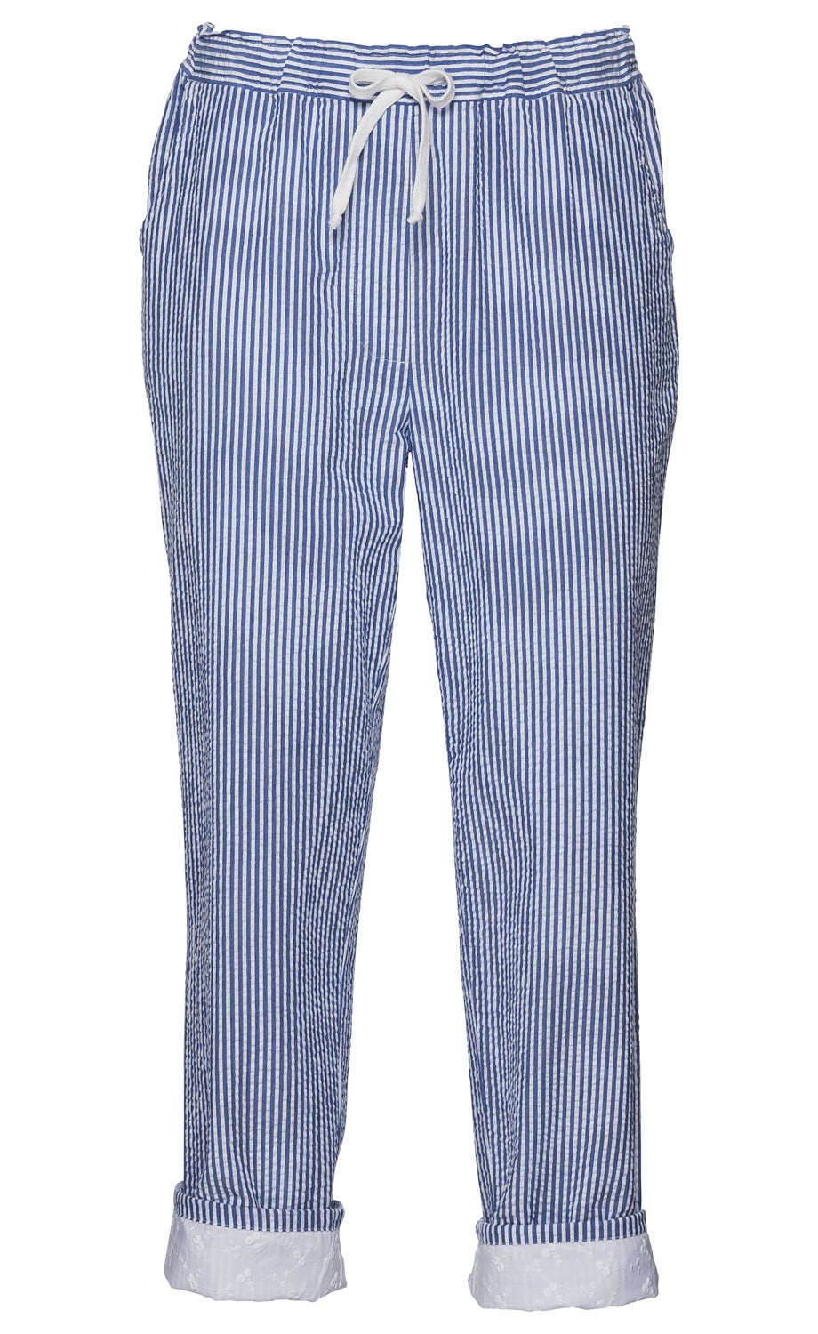 Baumwoll-Hose mit blau-weißen Vertikalstreifen, elastischem Bund mit weißer Kordel zum Binden, seitlichen Taschen und umgeschlagenem Saum mit weißer Stickerei, gerade geschnitten.