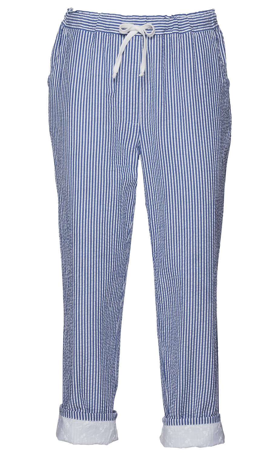 Baumwoll-Hose mit blau-weißen Vertikalstreifen, elastischem Bund mit weißer Kordel zum Binden, seitlichen Taschen und umgeschlagenem Saum mit weißer Stickerei, gerade geschnitten.