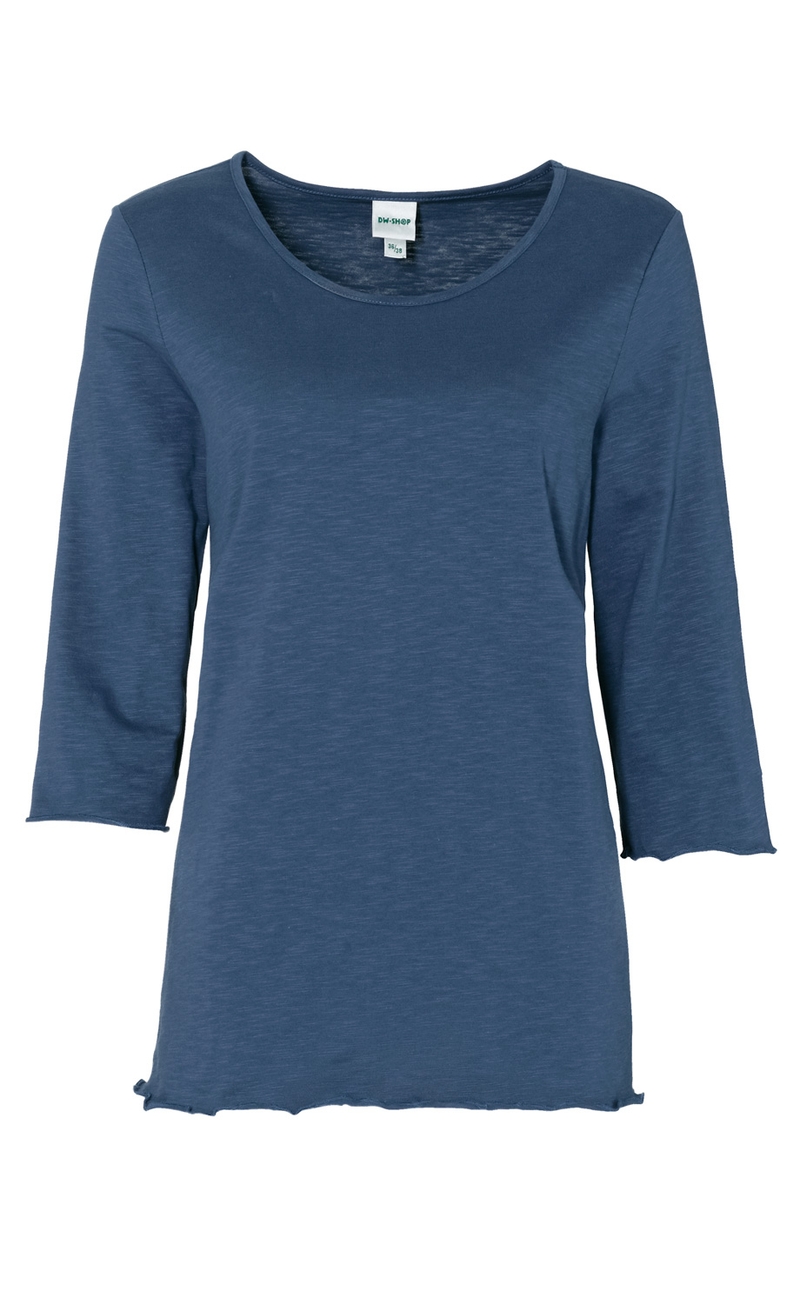 Dunkelblaues Baumwoll-Shirt mit 3/4-Ärmeln, rundem Ausschnitt und leicht gewelltem Saum an Ärmeln und unten, einfachem Design ohne Muster oder Druck