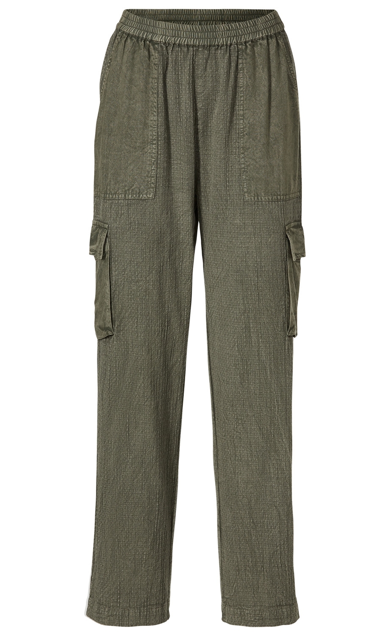 Baumwoll-Mix-Hose in Khaki, gerade geschnitten, mit elastischem Bund, zwei aufgesetzten Taschen vorne und zwei seitlichen Cargo-Taschen mit Klappe, strukturiertes Material, legerer Stil