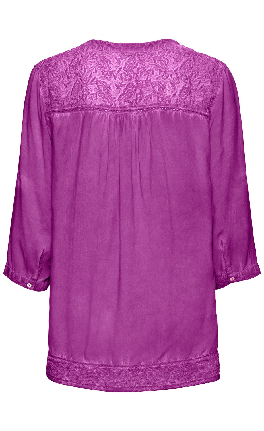 Rückansicht einer violetten Viskose-Bluse mit 3/4-Ärmeln, Stickereimuster an Schultern und Saum, Knopfmanschetten und leichtem Faltenwurf am Rücken