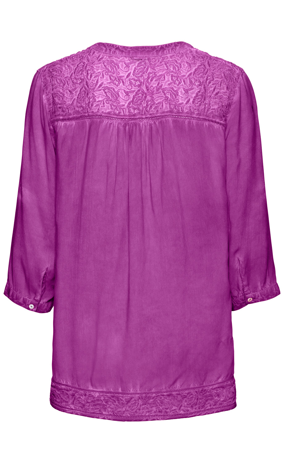 Rückansicht einer violetten Viskose-Bluse mit 3/4-Ärmeln, Stickereimuster an Schultern und Saum, Knopfmanschetten und leichtem Faltenwurf am Rücken