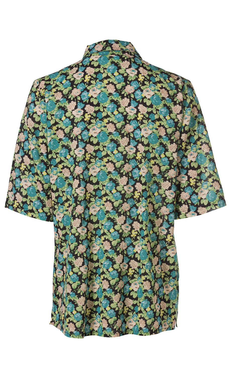 Rückansicht einer kurzärmligen Viskose-Mix-Bluse mit hellem Blumenmuster in Blau, Beige und Grün auf schwarzem Hintergrund, mit Kragen und lockerem Schnitt