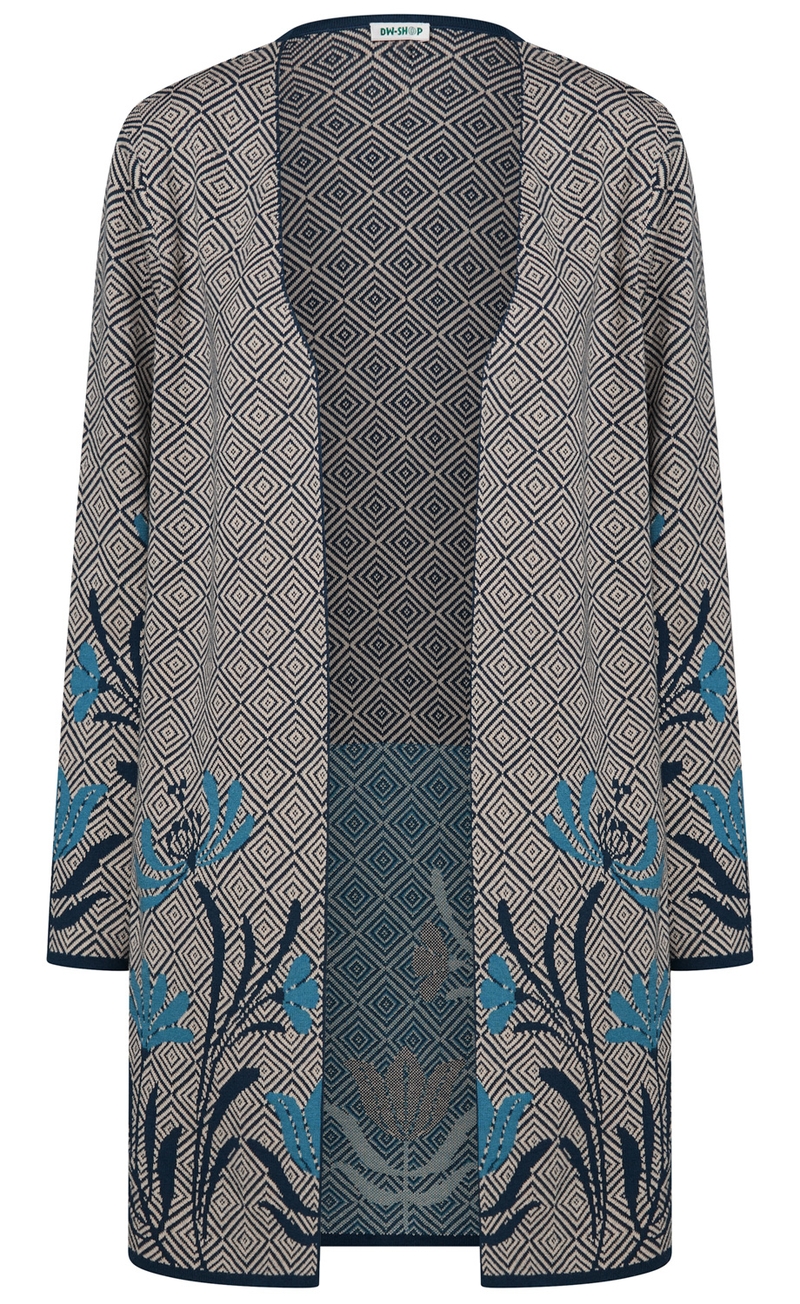 Langarm Cardigan mit geometrischem Diamantmuster in Beige und Dunkelblau, verziert mit blauen Blumenmotiven am Saum und an den Ärmeln, offen geschnitten, mittel-lange Länge