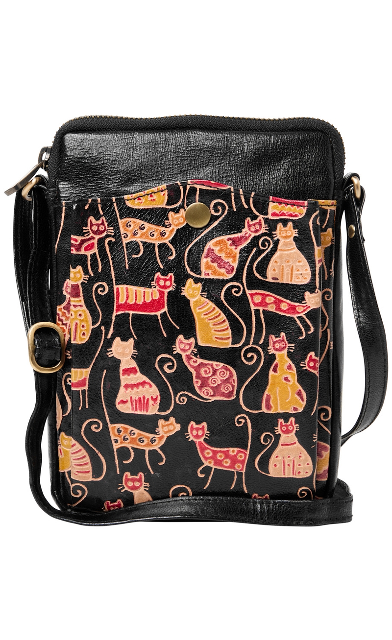 Schwarze Leder-Tasche mit verstellbarem Riemen, vordere Klappe mit buntem Katzenmuster in Rot- und Orangetönen, goldfarbener Druckknopfverschluss, rechteckige Form, kompakt und stylisch.