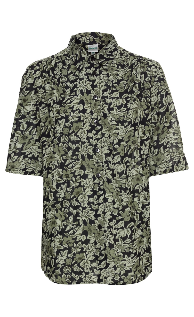 Viskose-Bluse mit kurzem Arm, schwarzem Hintergrund und grünem floralem Muster, klassischer Kragen, Knopfleiste vorne, leicht geraffte Schultern, lockere Passform.