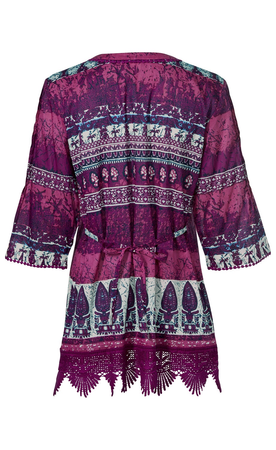 Baumwoll-Tunika in Lila mit blau-weißem Ethno-Muster, 3/4-Ärmeln, Bindegürtel in der Taille und Spitzenbesatz am Saum, Rückansicht, leicht transparente Qualität