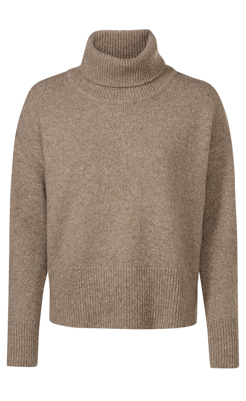 Woll-Mix-Pullover in beigem Braun, mit weitem Rollkragen, langärmlig, gerader Schnitt, gerippte Bündchen an Ärmeln und Saum, weiche Strickstruktur, schlicht und warm