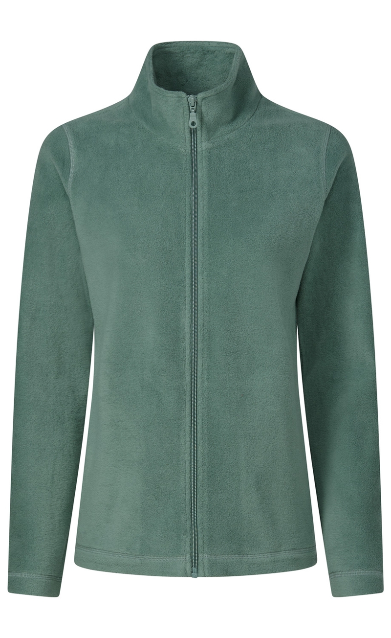 grüne Fleecejacke mit Stehkragen und durchgehendem Reißverschluss, lange Ärmel, schlichte kuschelige Struktur, taillierte Passform, Vorderansicht auf weißem Hintergrund