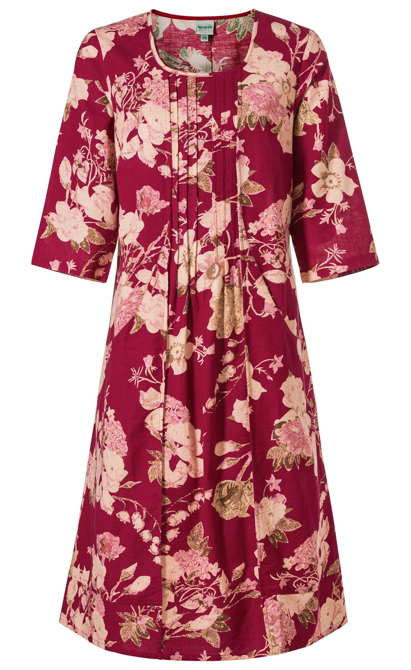 Baumwoll-Mix-Kleid mit halblangen Ärmeln, rundem Ausschnitt, plissiertem Detail am Ausschnitt, dunkelrosa Grundfarbe und floralem Muster in Pastelltönen wie Beige, Rosa und Olivgrün.