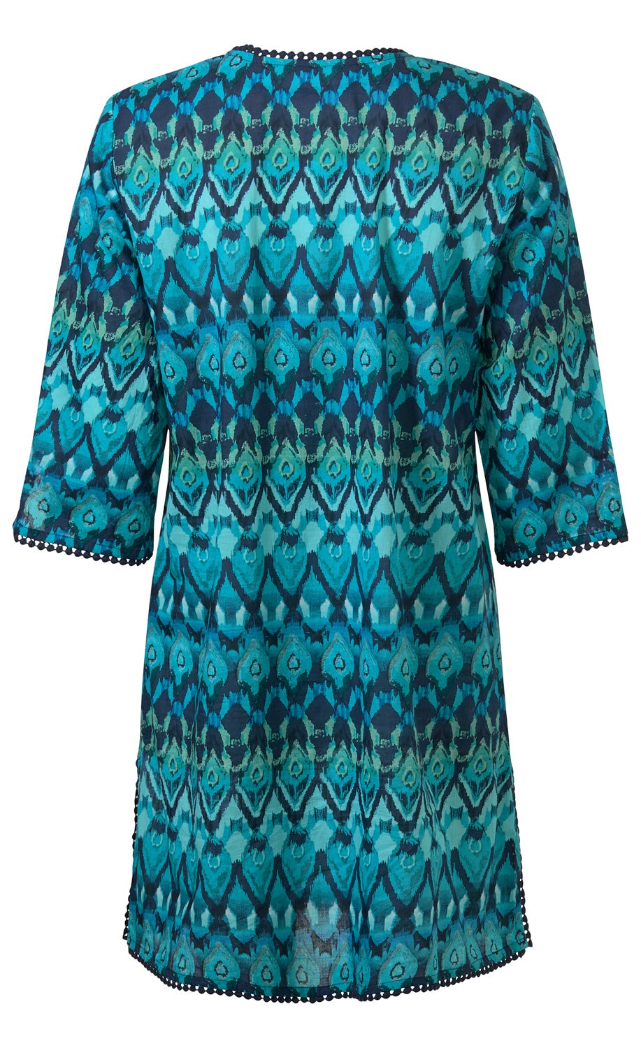 Baumwoll-Kleid mit 3/4-Ärmeln, blau-grünem Ethno-Muster, leicht tailliert, mit kleiner Pompon-Borte an Ärmelsäumen und Saum, Rückansicht, locker fallend, bis zur Mitte der Oberschenkel lang