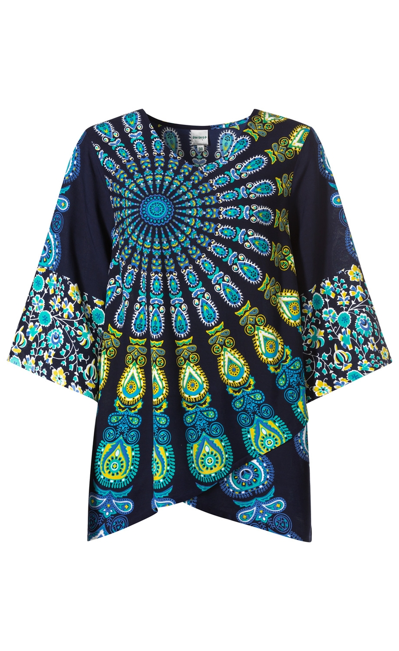 Viskose-Bluse mit weitem 3/4-Arm, dunkelblauem Grund, großem mandalaartigem Muster in Blau, Türkis, Gelb und Weiß, floralem Muster an den Ärmeln, asymmetrischem Saum und Rundhalsausschnitt.