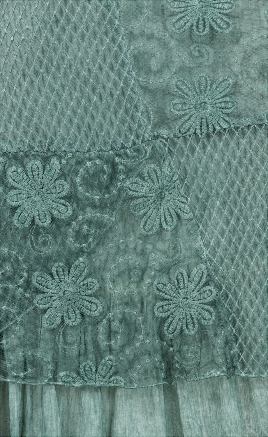 Baumwoll-Mix-Rock mit geprägtem Blumenmuster aus bestickten Blüten und geschwungenen Linien, kombiniert mit Rautensteppnähten, in gedämpftem Grün, detailreich und strukturiert.