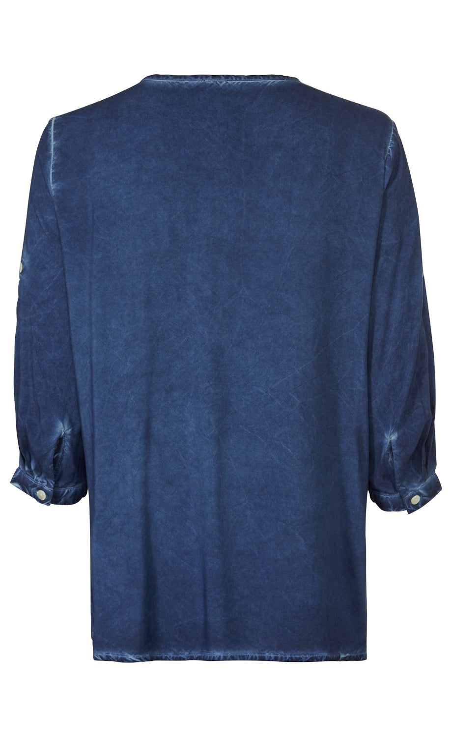 Rückansicht einer blauen Viskose-Bluse mit 3/4 langen Ärmeln, aufgekrempelten Manschetten mit Knöpfen, einfacher Verarbeitung und leicht strukturierter Optik.