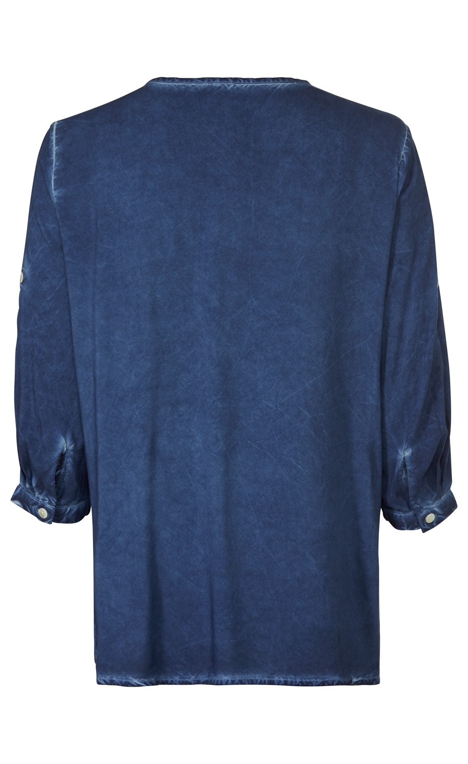 Rückansicht einer blauen Viskose-Bluse mit 3/4 langen Ärmeln, aufgekrempelten Manschetten mit Knöpfen, einfacher Verarbeitung und leicht strukturierter Optik.