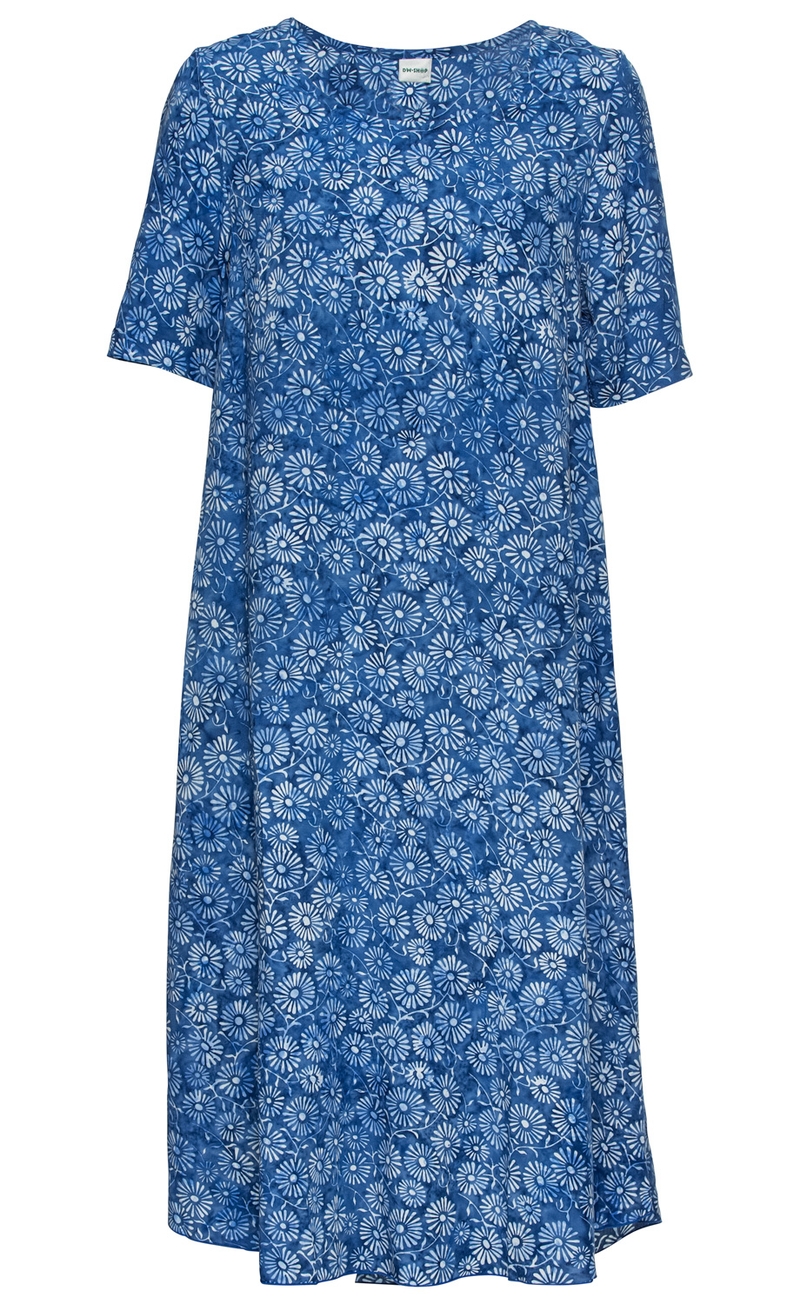 Blaues Viskose-Kleid mit weißen Blumenmustern, kurzen Ärmeln und V-Ausschnitt, locker geschnitten und knielang, leichter Stoff, sommerlich und bequem.