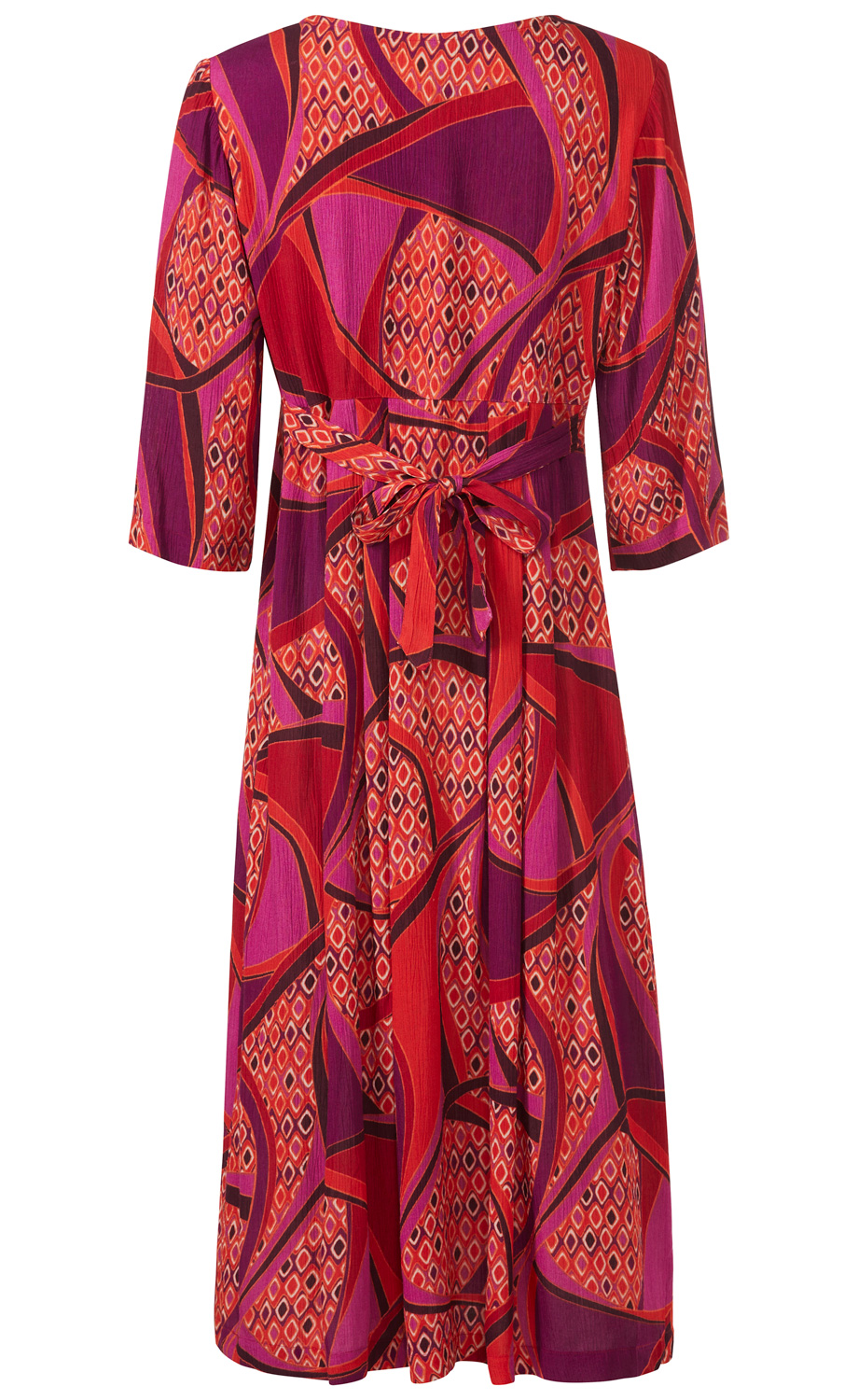 Viskose-Kleid in Rot und Pink mit abstraktem Muster, 3/4-Ärmeln, tailliert durch Bindegürtel, knielang, fließender Schnitt, Rückansicht auf weißem Hintergrund