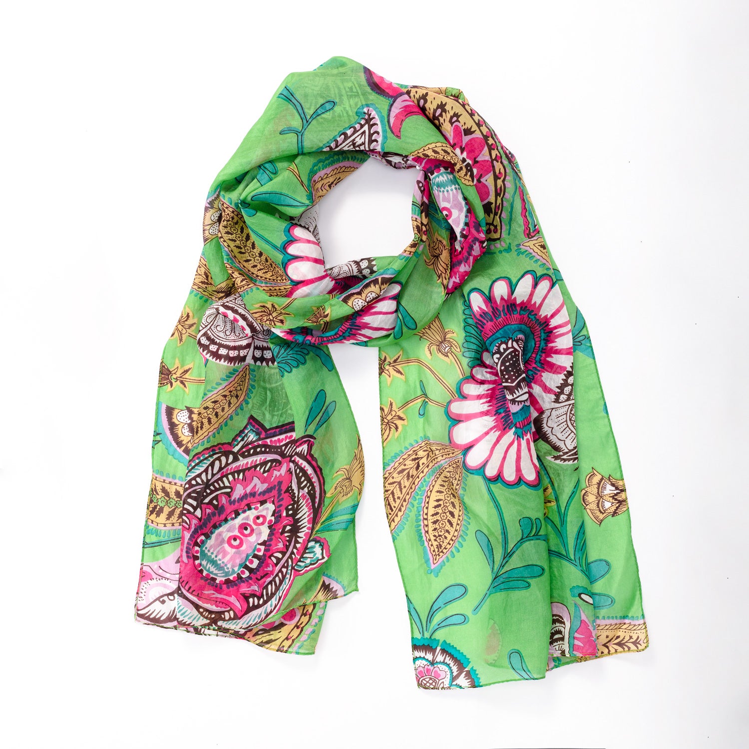 Seidenschal mit grünem Hintergrund und großflächigem, buntem Blumenmuster in Pink, Weiß, Braun und Blau, locker gelegt auf weißem Untergrund