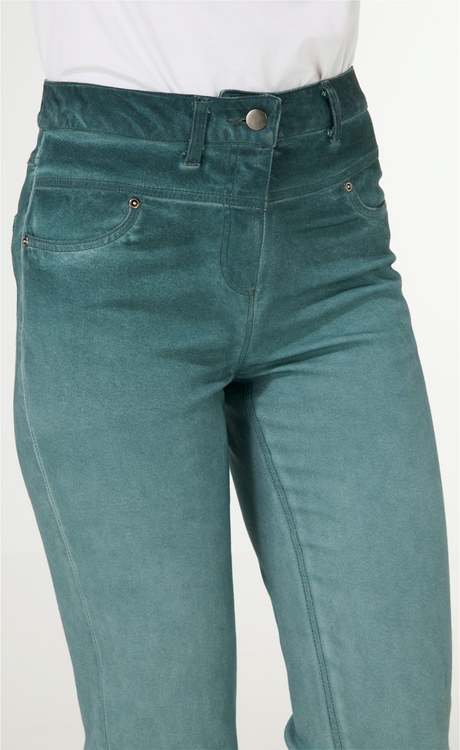 Baumwoll-Mix-Hose in Blaugrün mit hohem Bund, Metallknopf und Gürtelschlaufen, schmale Passform, Fronttaschen mit Nieten, sichtbare Nähte, getragen mit weißem Oberteil