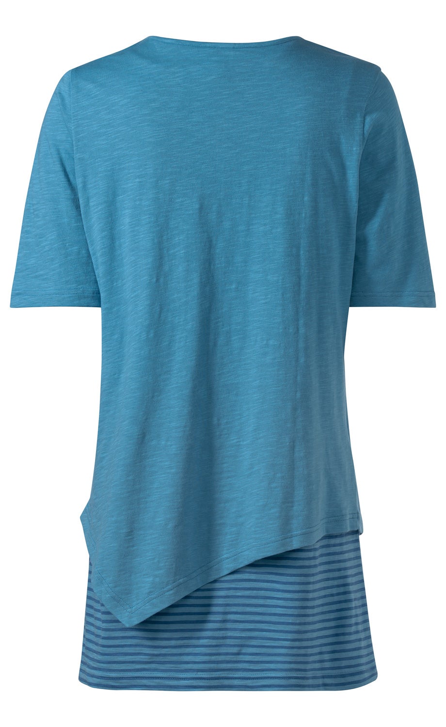Rückansicht eines blauen Baumwoll-Shirts mit asymmetrischem Saum, das über einem längeren blau gestreiften Unterziehshirt getragen wird, kurze Ärmel, schlichtes Design ohne Muster oder Aufdruck.