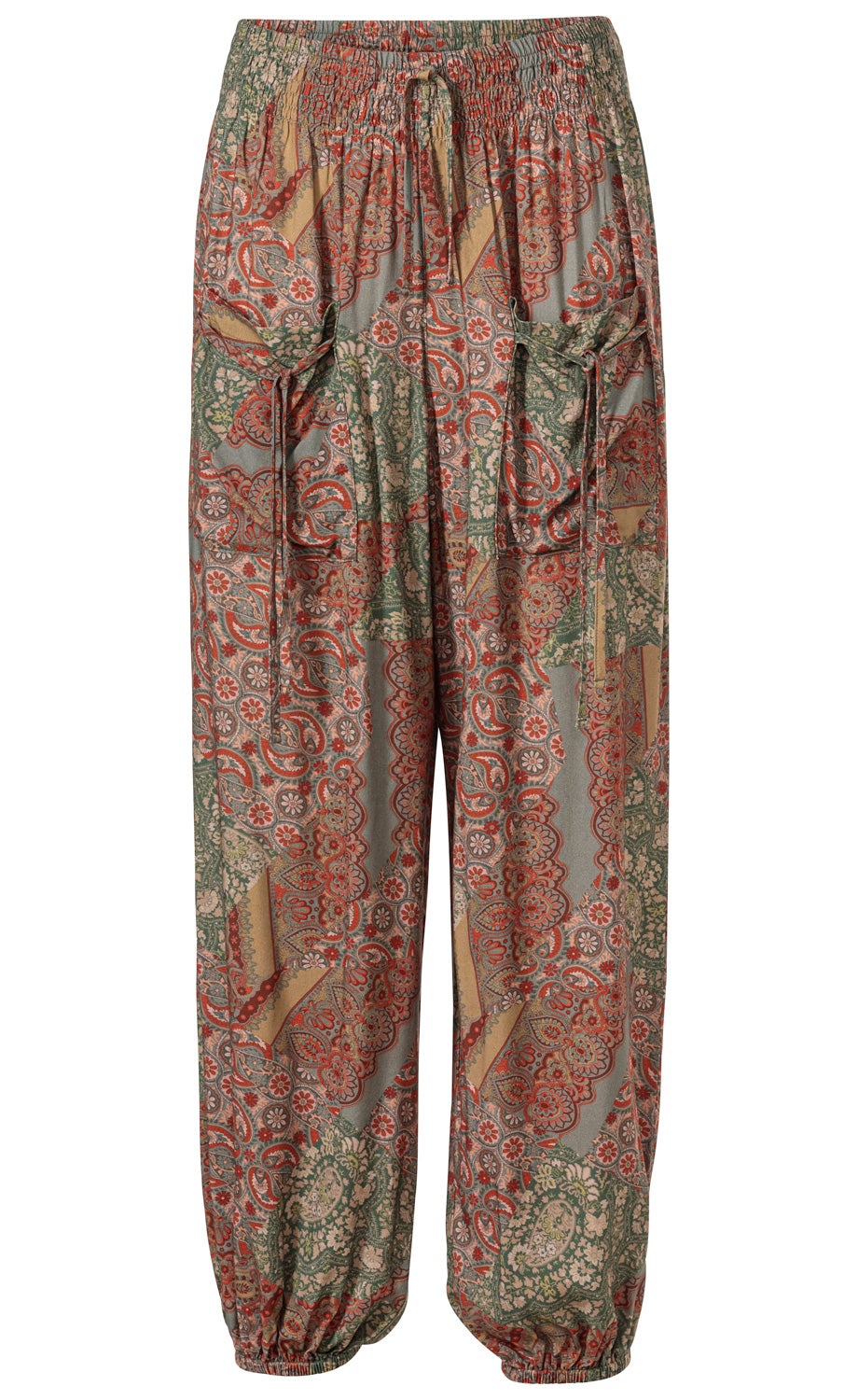 Viskose-Hose mit elastischem Bund und Tunnelzug, zwei Seitentaschen mit Bindebändern, locker geschnitten, elastischer Beinabschluss, gemustert mit floralen und ornamentalen Paisley-Elementen in Rot, Grün, Beige und Grau