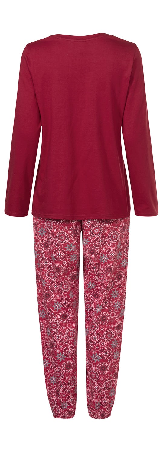 Baumwoll-Schlafanzug in Rot, langärmliges unifarbenes Oberteil und rote Hose mit elastischen Bündchen und grauen, weißen Blumen- und Kreisornamenten, Rückansicht