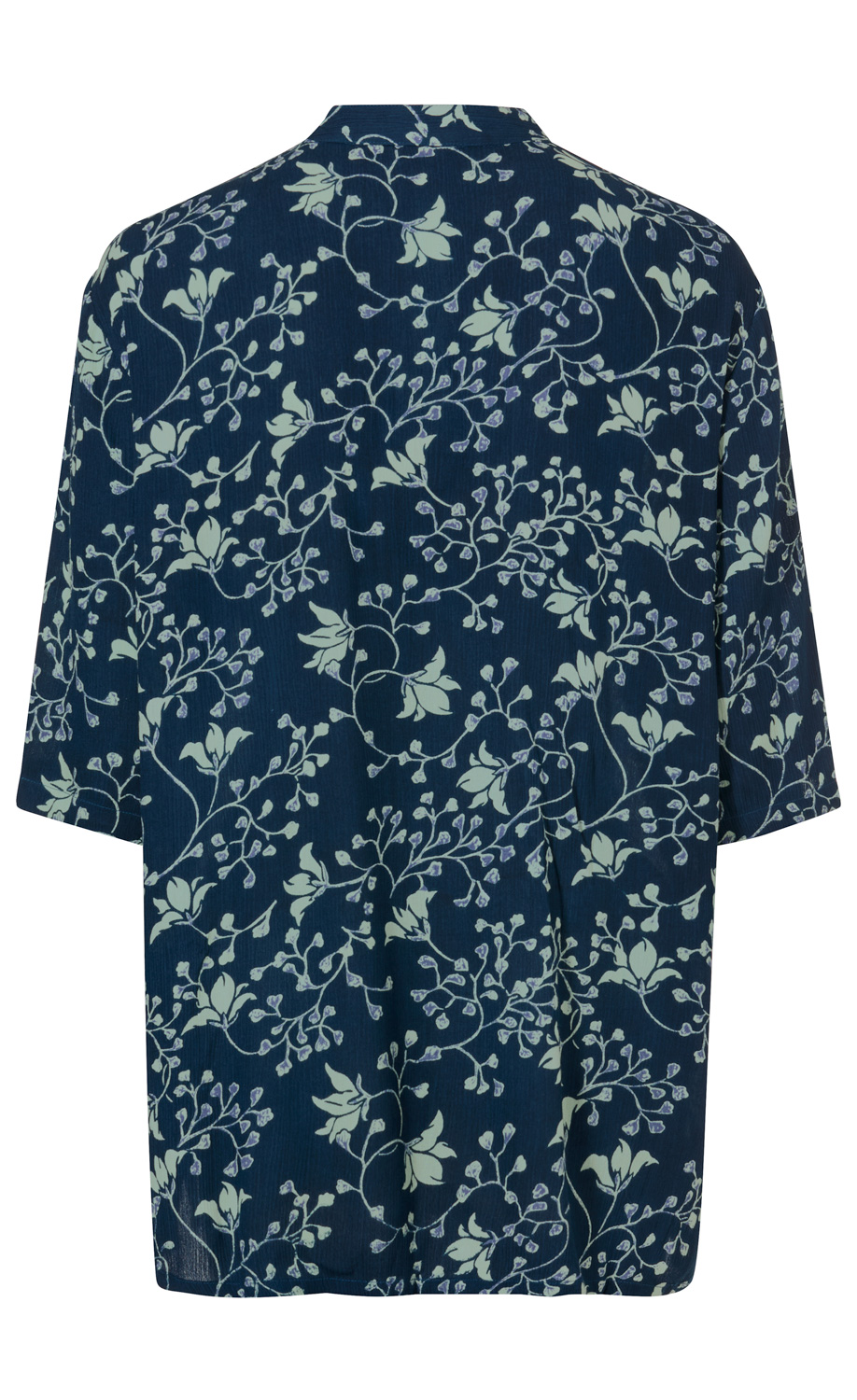 Rückansicht einer dunkelblauen Viskose-Bluse mit lockerem Schnitt, 3/4-Ärmeln und hellblau-weißem Blumenmuster aus zarten Blättern und Blütenzweigen