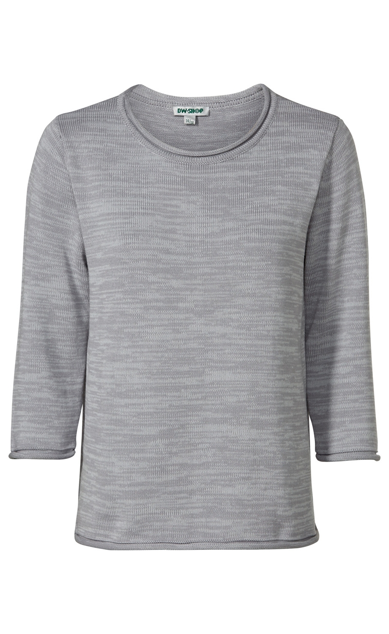 Hellgrauer Baumwoll-Pullover mit 3/4-Ärmeln, rundem Halsausschnitt, leichter Struktur und schlichtem Design, freigestellt auf weißem Hintergrund