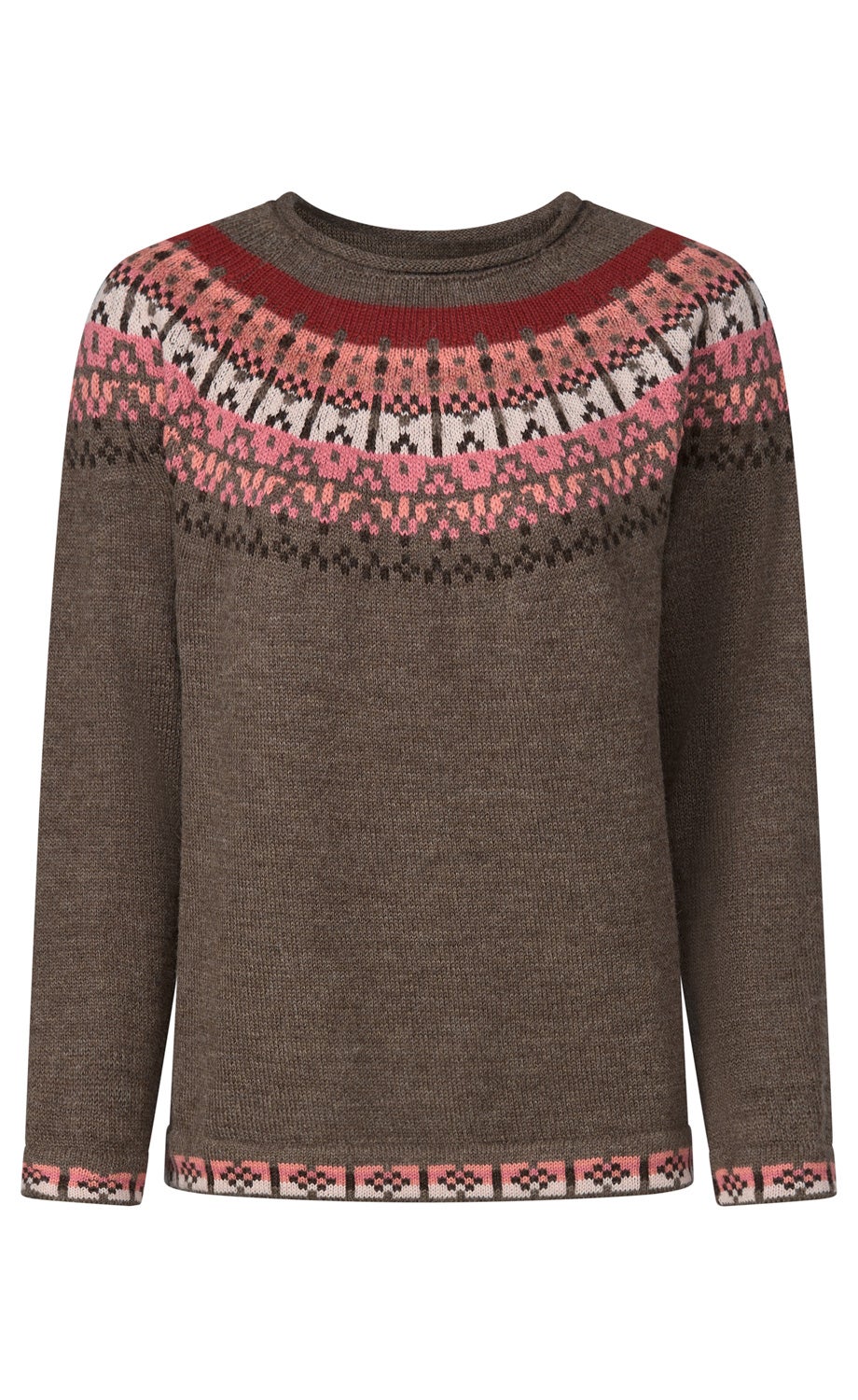 brauner Pullover mit Rundhalsausschnitt, gestrickt, mit rundem Norwegermuster in rot, pink, weiß und schwarz am oberen Teil, sowie Musterbordüren am Saum und an den Ärmelenden