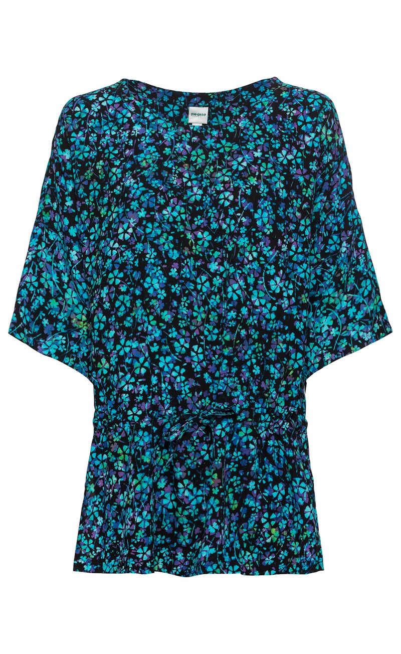 Viskose-Bluse mit kurzem Fledermausärmel, schwarzer Grundfarbe und intensiv blau-violettem Blumenmuster, mit Taillenband zum Binden, Rundhalsausschnitt, leichte, fließende Qualität.