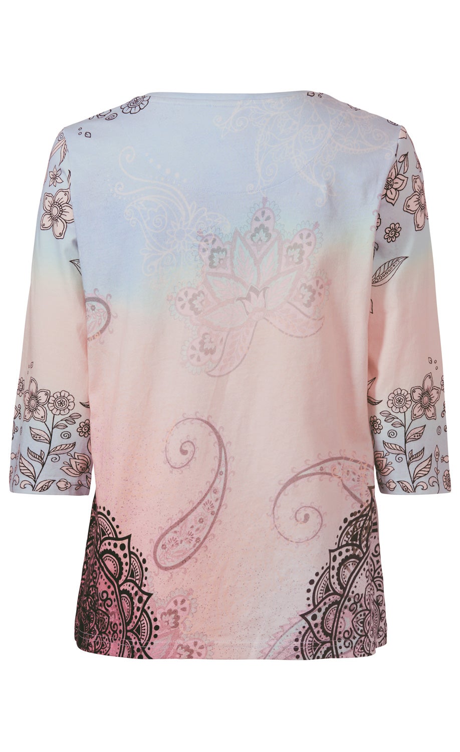 Baumwoll-Shirt, Rückansicht, 3/4 Ärmel, Farbverlauf von Hellblau zu Rosa, florale Muster und Mandala-Elemente in Schwarz und Hellrosa über den gesamten Rücken und Ärmel verteilt