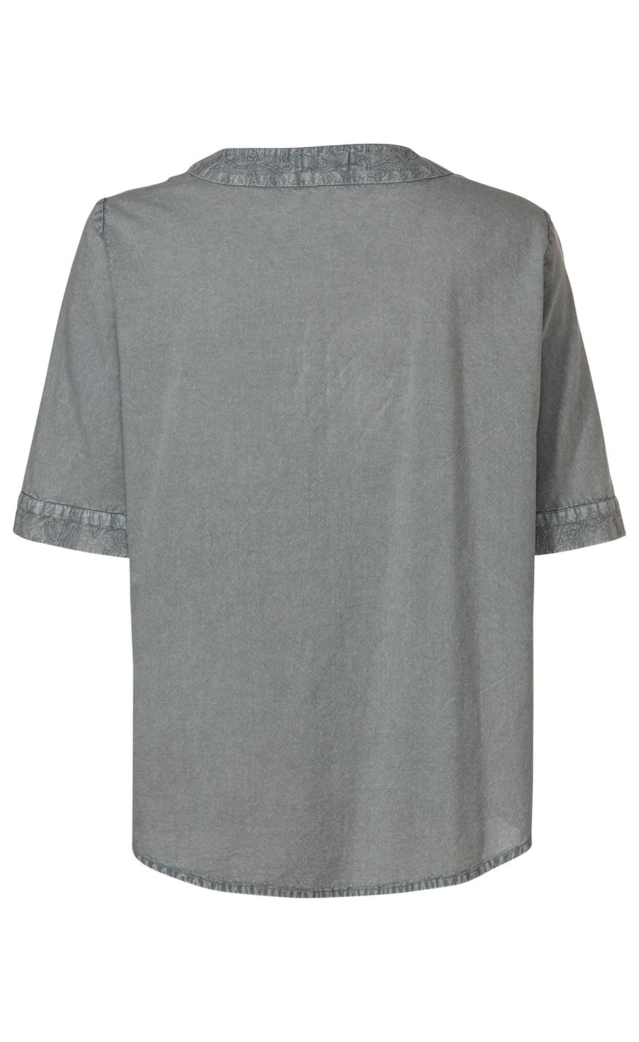 Rückansicht einer grauen Baumwoll-Bluse mit kurzen Ärmeln und kontrastierendem, gemustertem Kragen sowie Ärmelsäumen, aus glattem Stoff, gerade geschnitten.