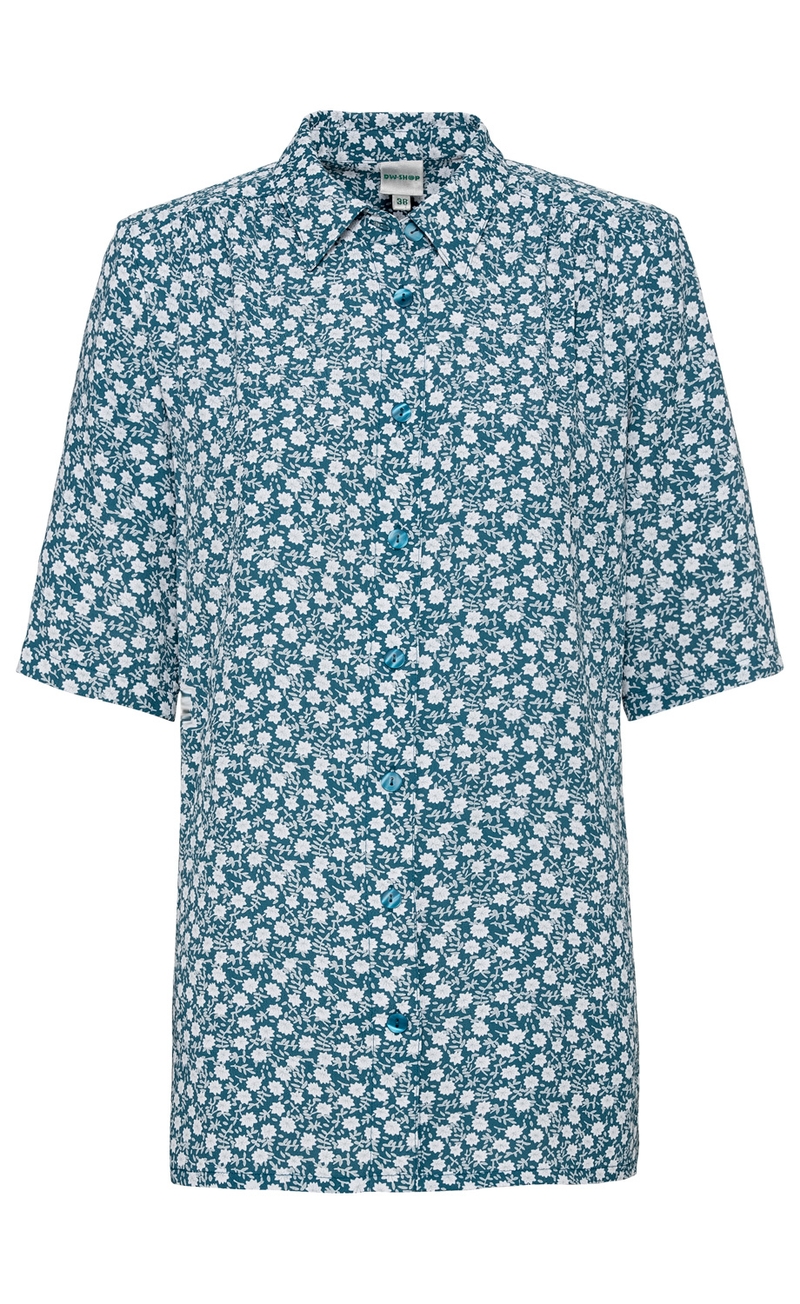 Viskose-Bluse mit kurzem Arm, türkisem Grund und weißem Blumenmuster, durchgehende Knopfleiste mit türkisen Knöpfen, spitzem Kragen, lockerer Schnitt