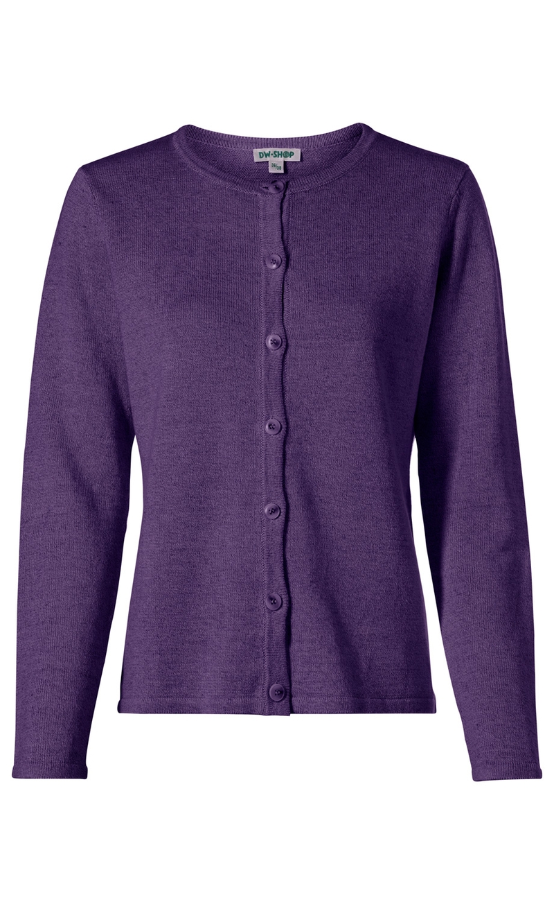 Leinen-Mix-Strickjacke in Lila mit Rundhalsausschnitt, durchgehender Knopfleiste und langen Ärmeln, schlichte Verarbeitung, feine Strickstruktur, klassische Passform