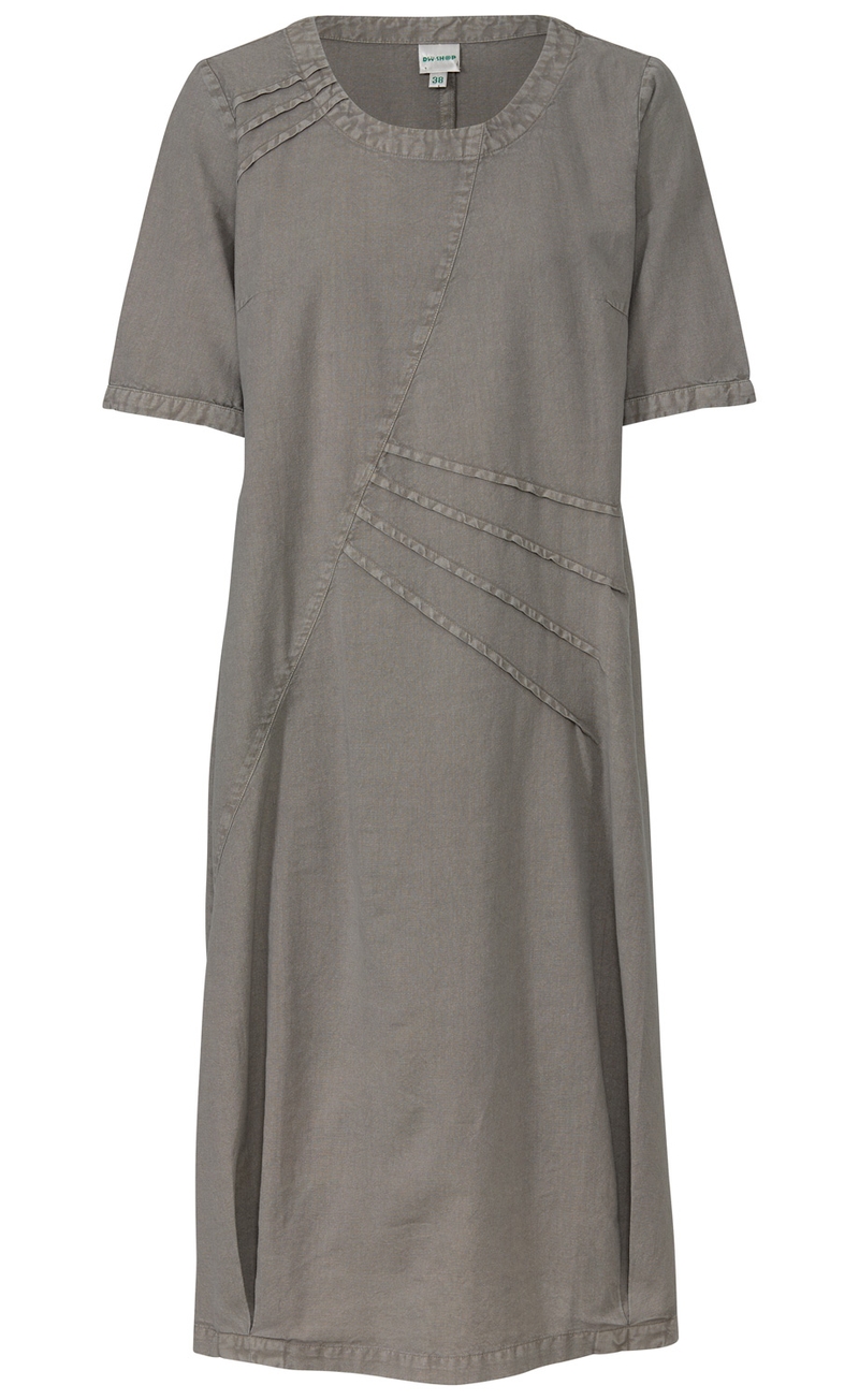 Baumwoll-Mix-Kleid in Grau, knielang, mit Rundhalsausschnitt, kurzen Ärmeln, diagonalen Ziernähten auf der Vorderseite, leicht taillierte Form und schlichter Saumabschluss.