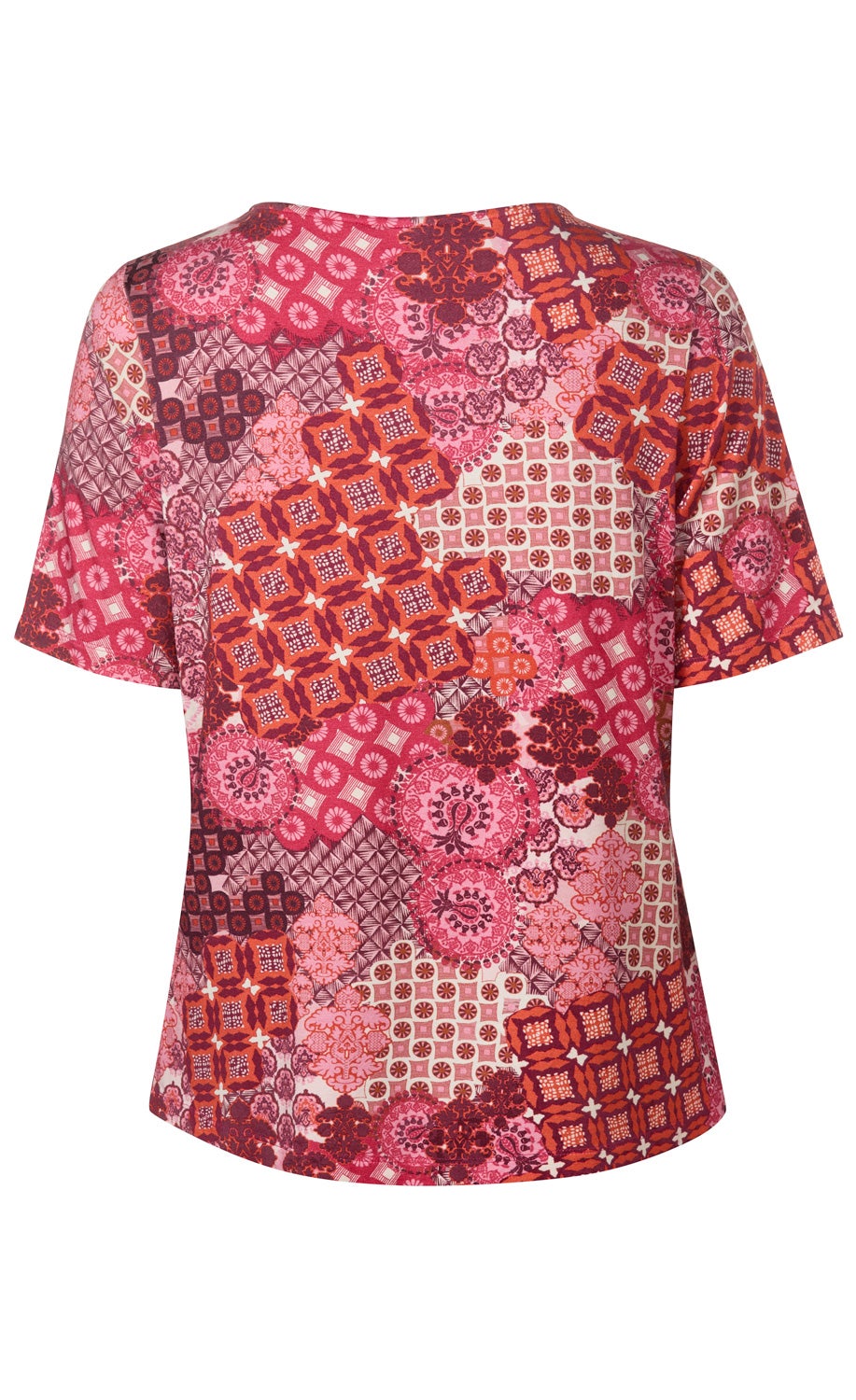 Rückansicht eines Viskose-Mix-Shirts mit kurzem Arm, bunter Patchwork-Optik in Rot-, Pink- und Orangetönen, gemischte geometrische und florale Muster, Rundhalsausschnitt, leicht taillierte Passform