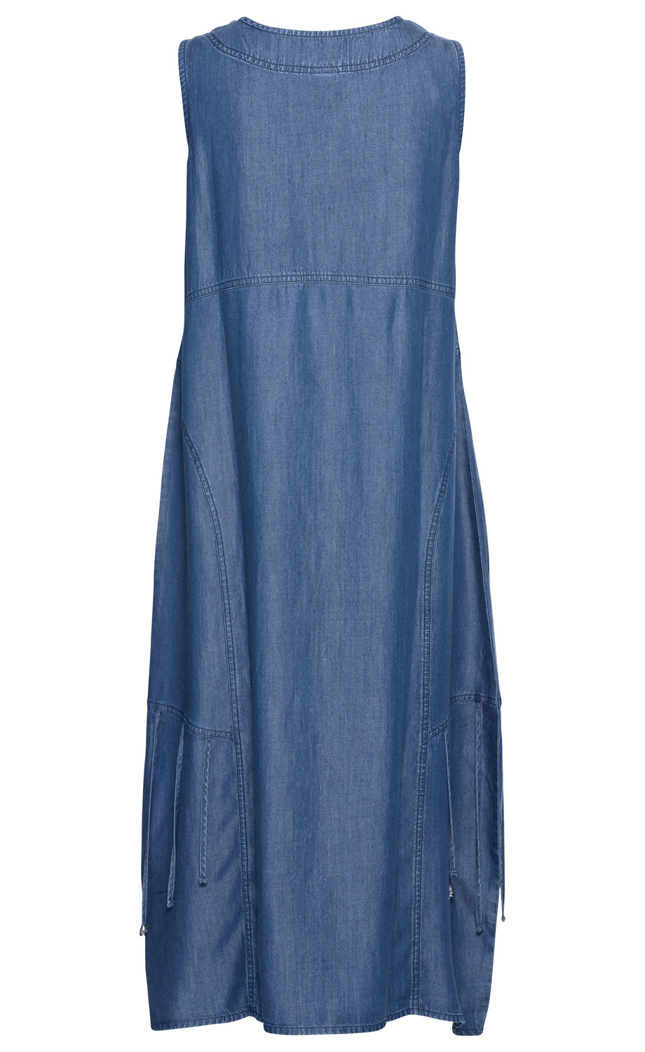 Rückansicht eines ärmellosen Lyocell-Trägerkleids in Jeansblau mit Rundhalsausschnitt, taillierten Nähten und seitlichen Bändern, locker fallender, länger geschnittener Saum.