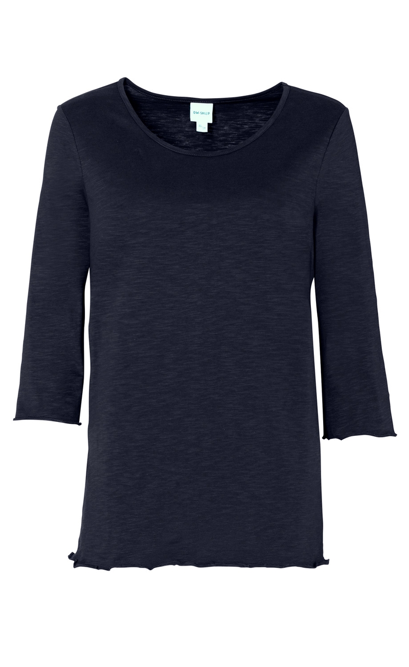 dunkelblaues Baumwoll-Shirt mit 3/4-Ärmeln und Rundhalsausschnitt, gewellter Saum an Ärmeln und Bund, schlichte Optik, kleines Etikett im Nackenbereich sichtbar
