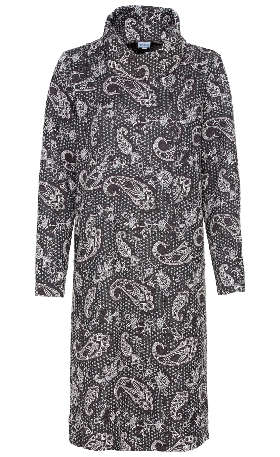 Langärmeliges Viskose-Mix-Kleid mit hohem Kragen, lockerem Schnitt und schwarzem Paisley-Muster in Weiß und Grau auf dunklem Hintergrund, knielang, ohne sichtbare Verschlüsse oder Taschen