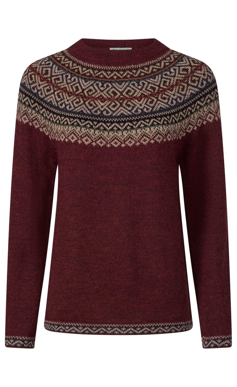 Dunkelroter Pullover mit rundem Kragen und traditionellen, mehrfarbigen Fair-Isle-Mustern in Beige, Blau und Grün an Kragen, Ärmeln und Saum, mittellang, langärmlig, aus Strickmaterial