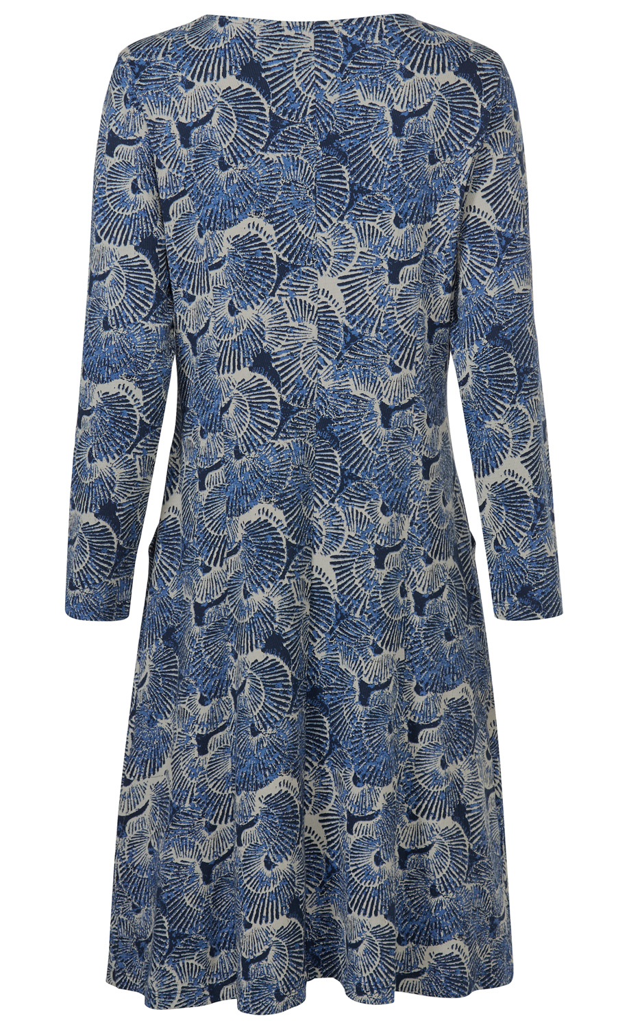 Baumwoll-Kleid mit langem Arm, knielang, weißer Grundfarbe mit blauem und dunkelblauem abstraktem Muschel- und Fanmuster, figurumspielender Schnitt, Rückansicht