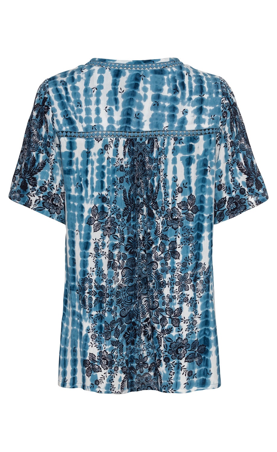 Rückansicht einer kurzärmligen Viskose-Bluse mit blau-weißem Batikmuster und dunkelblauen floralen Prints, lockere Passform, Rundhalsausschnitt mit Zierborte, leichte Falten im Rückenbereich.