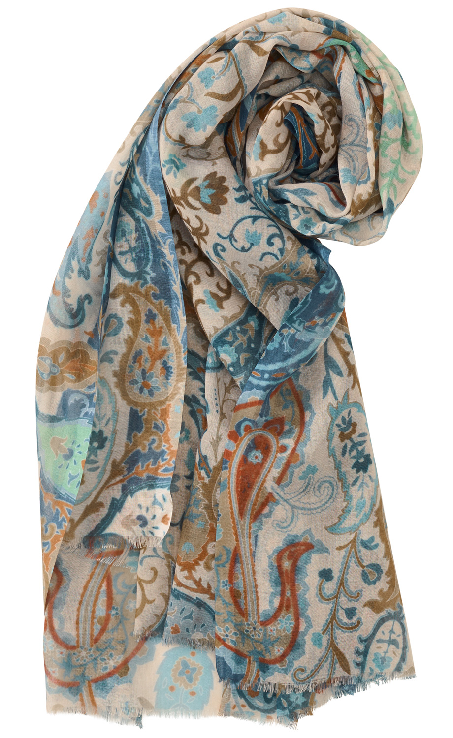 Leichtes Tuch mit Paisley-Muster in Blau, Braun, Orange und Grün, locker zusammengerollt, feine Fransen an den Enden, auf hellem Hintergrund