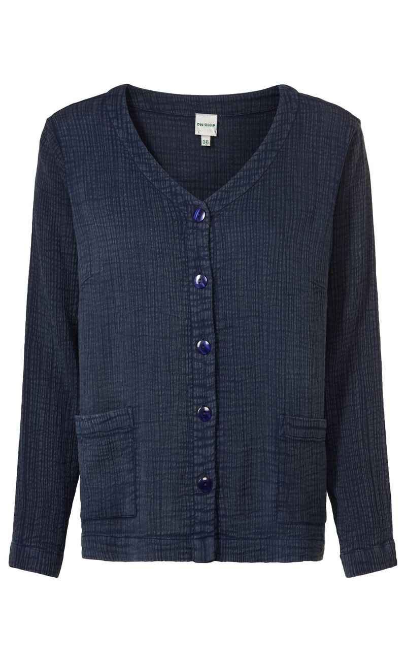 Dunkelblaue Baumwoll-Jacke mit langem Arm, Rundhalsausschnitt, durchgehender Knopfleiste mit blauen Knöpfen und zwei aufgesetzten Taschen vorne, leicht strukturierter Stoff