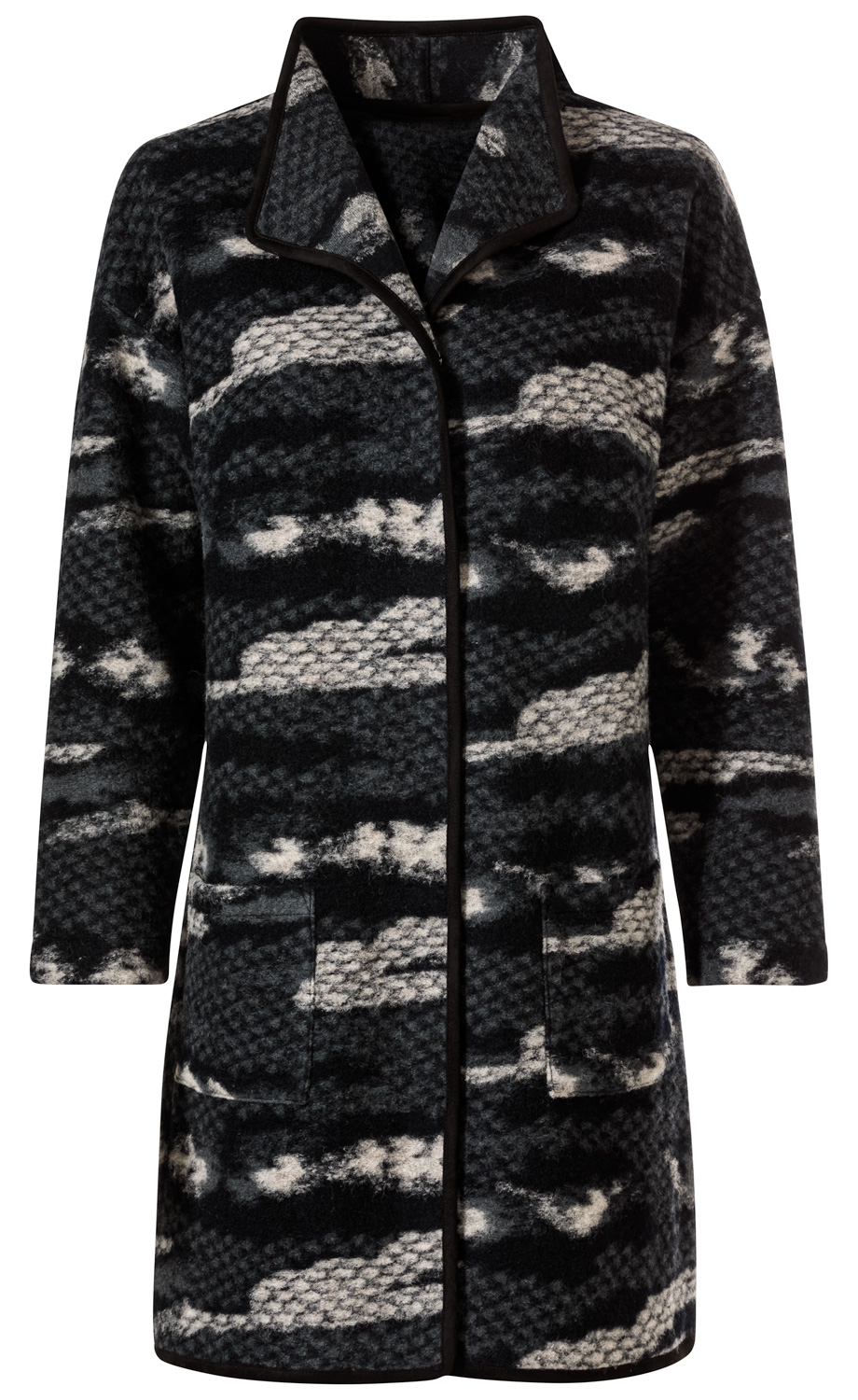 Woll-Mix-Mantel in Schwarz und Grau mit abstraktem Muster, langärmlig, knieumspielend, mit großem Kragen, offenen Taschen vorne und durchgehendem dunklem Besatz an Kragen, Ärmelenden und Saum.