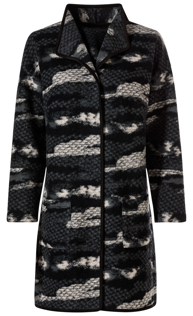 Woll-Mix-Mantel in Schwarz und Grau mit abstraktem Muster, langärmlig, knieumspielend, mit großem Kragen, offenen Taschen vorne und durchgehendem dunklem Besatz an Kragen, Ärmelenden und Saum.